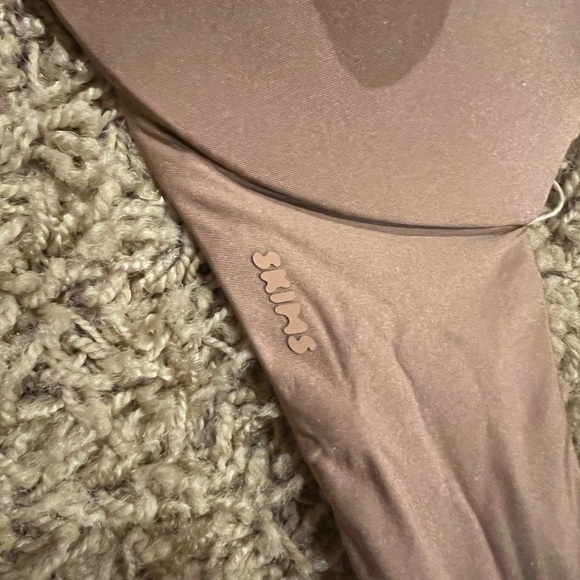 Skims Wireless Form Push-Up Plunge Bra - Picture 10 of 12